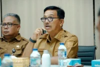 Bupati Solsel Khairunas rapat bersama wali jorong pada Selasa (19/5). (Foto: Humas Pemkab Solsel)