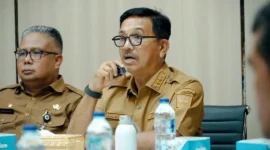 Bupati Solsel Khairunas rapat bersama wali jorong pada Selasa (19/5). (Foto: Humas Pemkab Solsel)