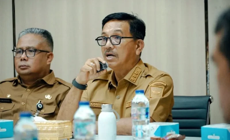 Bupati Solsel Khairunas rapat bersama wali jorong pada Selasa (19/5). (Foto: Humas Pemkab Solsel)