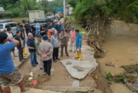 Bupati Tanah Datar Eka Putra bersama Wakil Bupati Ahmad Fadly meninjau titik terdampak banjir dan tanah longsor di Tanah Datar, Jumat (15/5/2026). (Foto: Prokopim Tanah Datar)