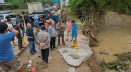 Bupati Tanah Datar Eka Putra bersama Wakil Bupati Ahmad Fadly meninjau titik terdampak banjir dan tanah longsor di Tanah Datar, Jumat (15/5/2026). (Foto: Prokopim Tanah Datar)