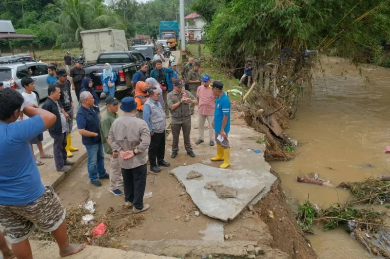 Bupati Tanah Datar Eka Putra bersama Wakil Bupati Ahmad Fadly meninjau titik terdampak banjir dan tanah longsor di Tanah Datar, Jumat (15/5/2026). (Foto: Prokopim Tanah Datar)