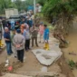 Bupati Tanah Datar Eka Putra bersama Wakil Bupati Ahmad Fadly meninjau titik terdampak banjir dan tanah longsor di Tanah Datar, Jumat (15/5/2026). (Foto: Prokopim Tanah Datar)