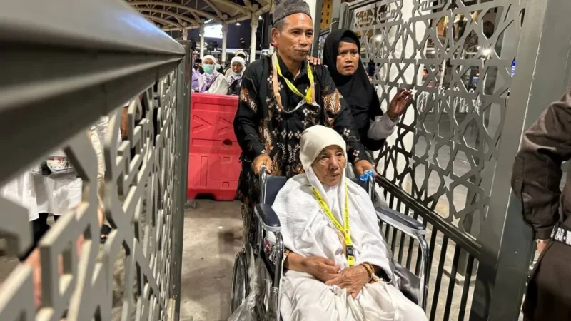 PPIH Arab Saudi menyiapkan jalur khusus bagi jemaah lansia dan risiko tinggi (risti) di Terminal Ajyad, Makkah. (Foto: Kemenhaj)