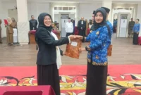 Wakil Bupati Dharmasraya, Leli Arni, mengambil sumpah/janji PNS dan melantik pejabat fungsional di lingkungan Pemkab Dharmasraya di Auditorium Dharmasraya, Selasa (5/5/2026). (Foto: Pemkab Dharmasraya)