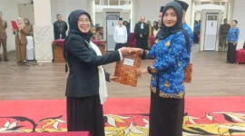 Wakil Bupati Dharmasraya, Leli Arni, mengambil sumpah/janji PNS dan melantik pejabat fungsional di lingkungan Pemkab Dharmasraya di Auditorium Dharmasraya, Selasa (5/5/2026). (Foto: Pemkab Dharmasraya)