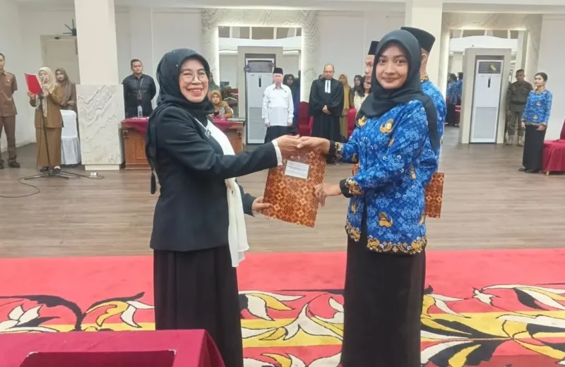 Wakil Bupati Dharmasraya, Leli Arni, mengambil sumpah/janji PNS dan melantik pejabat fungsional di lingkungan Pemkab Dharmasraya di Auditorium Dharmasraya, Selasa (5/5/2026). (Foto: Pemkab Dharmasraya)