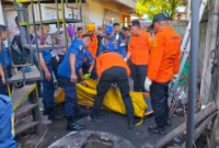 Tim SAR gabungan saat mengevakuasi korban yang jatuh ke dalam sumur di Kuranji, Senin (18/5/2026). (Foto: Dinas Damkar Padang)