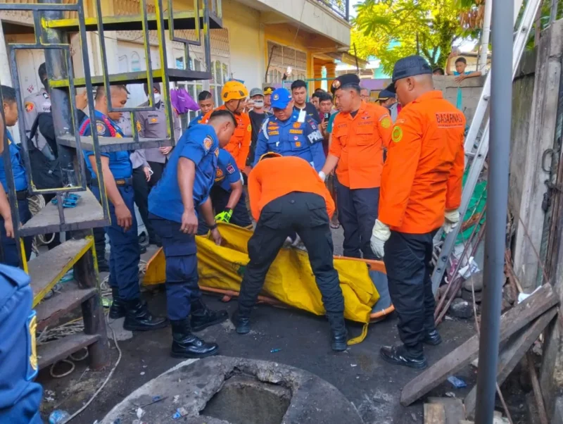 Tim SAR gabungan saat mengevakuasi korban yang jatuh ke dalam sumur di Kuranji, Senin (18/5/2026). (Foto: Dinas Damkar Padang)