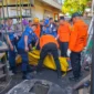 Tim SAR gabungan saat mengevakuasi korban yang jatuh ke dalam sumur di Kuranji, Senin (18/5/2026). (Foto: Dinas Damkar Padang)