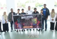 Wali Kota Pariaman, Yota Balad, melepas rombongan Darak Badarak menuju Bali di halaman Kantor Balaikota Pariaman pada Rabu (6/5/2026). (Foto: Kominfo Pariaman)