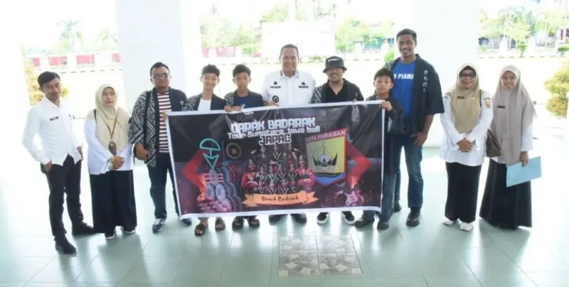 Wali Kota Pariaman, Yota Balad, melepas rombongan Darak Badarak menuju Bali di halaman Kantor Balaikota Pariaman pada Rabu (6/5/2026). (Foto: Kominfo Pariaman)