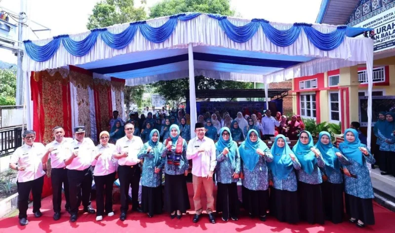 Wali Kota Payakumbuh, Zulmaeta menyambut tim penilai lapangan Lomba Koordinator Dasa Wisma tingkat Provinsi Sumatera Barat, Rabu (6/5/2026). (Foto: MC Payakumbuh)