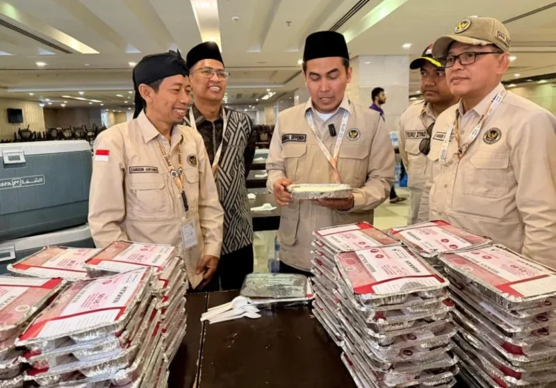 Dirjen PE2HU Jaenal Effendi meninjau langsung layanan jemaah haji Indonesia di Sektor 10 Makkah, Minggu (10/5). (Foto: Kemenhaj)