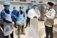 Dirjen PE2HU, Jaenal Effendi, meninjau dapur mitra penyedia konsumsi jemaah Indonesia di Madinah, Jumat (8/5/2026). (Foto: Kemenhaj)
