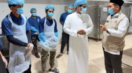Dirjen PE2HU, Jaenal Effendi, meninjau dapur mitra penyedia konsumsi jemaah Indonesia di Madinah, Jumat (8/5/2026). (Foto: Kemenhaj)