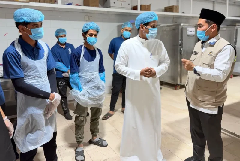 Dirjen PE2HU, Jaenal Effendi, meninjau dapur mitra penyedia konsumsi jemaah Indonesia di Madinah, Jumat (8/5/2026). (Foto: Kemenhaj)