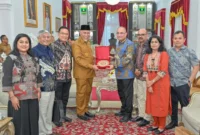 Gubernur Sumbar Mahyeldi Ansharullah menerima kunjungan Duta Besar India untuk Indonesia, Sandeep Chakravorthy di Istana Gubernuran, Selasa (12/5/2026). (Foto: ADPSB)
