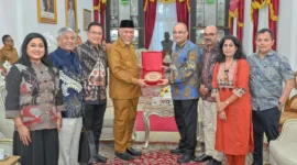 Gubernur Sumbar Mahyeldi Ansharullah menerima kunjungan Duta Besar India untuk Indonesia, Sandeep Chakravorthy di Istana Gubernuran, Selasa (12/5/2026). (Foto: ADPSB)