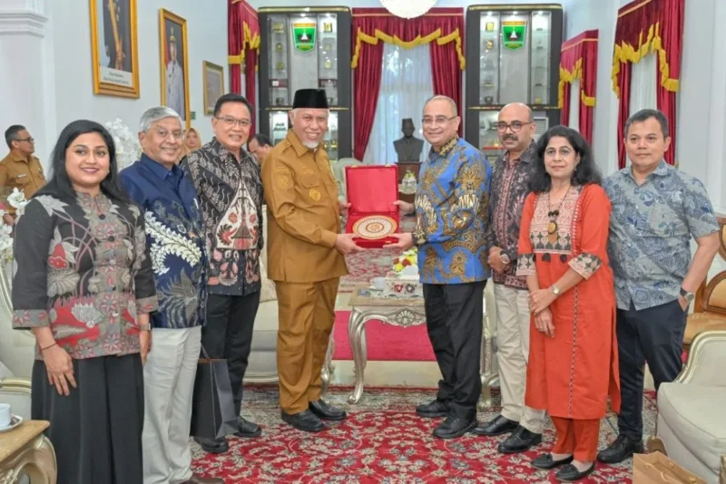 Gubernur Sumbar Mahyeldi Ansharullah menerima kunjungan Duta Besar India untuk Indonesia, Sandeep Chakravorthy di Istana Gubernuran, Selasa (12/5/2026). (Foto: ADPSB)