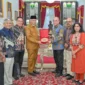 Gubernur Sumbar Mahyeldi Ansharullah menerima kunjungan Duta Besar India untuk Indonesia, Sandeep Chakravorthy di Istana Gubernuran, Selasa (12/5/2026). (Foto: ADPSB)