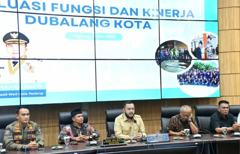 Wali Kota Padang Fadly Amran dalam Pertemuan Evaluasi Kinerja Dubalang Kota di Ruang Abu Bakar Ja’ar, Balai Kota Padang Aie Pacah, Senin (18/5/2026). (Foto: Pemko Padang)