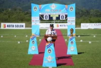 Gubernur Sumbar Mahyeldi membuka turnamen sepak bola FE Cup 2 Regional Sumatera di Stadion Marahadin, Kota Solok, Sabtu (30/5/2026). (Foto: ADPSB)