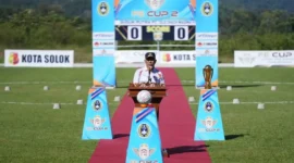 Gubernur Sumbar Mahyeldi membuka turnamen sepak bola FE Cup 2 Regional Sumatera di Stadion Marahadin, Kota Solok, Sabtu (30/5/2026). (Foto: ADPSB)