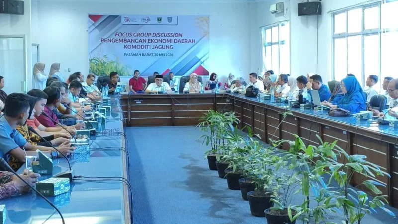 Sekretaris Daerah Pasbar, Doddy San Ismail membuka FGD Pengembangan Ekonomi Daerah Komoditas Jagung di Auditorium Kantor Bupati Pasaman Barat, Rabu (20/5). (Foto: Diskominfo Pasbar)