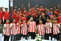 Wali Kota Padang Fadly Amran melepas keberangkatan PSP Padang menuju putaran nasional Liga 4 musim 2025/2026 di Palanta Kediaman Resmi Wali Kota Padang, Selasa (26/5/2026) malam. (Foto: Pemko Padang)