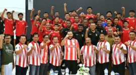 Wali Kota Padang Fadly Amran melepas keberangkatan PSP Padang menuju putaran nasional Liga 4 musim 2025/2026 di Palanta Kediaman Resmi Wali Kota Padang, Selasa (26/5/2026) malam. (Foto: Pemko Padang)
