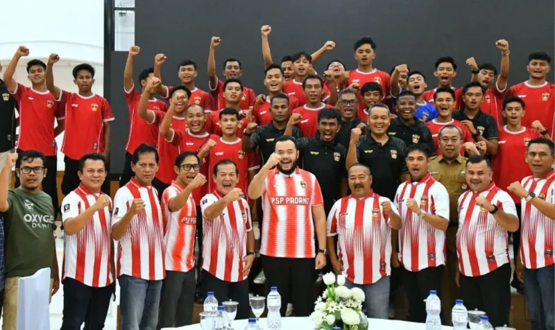 Wali Kota Padang Fadly Amran melepas keberangkatan PSP Padang menuju putaran nasional Liga 4 musim 2025/2026 di Palanta Kediaman Resmi Wali Kota Padang, Selasa (26/5/2026) malam. (Foto: Pemko Padang)