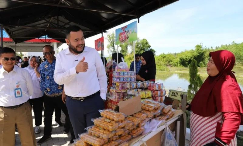 Wali Kota Padang Fadly Amran meninjau pasar murah di PPI Padang Sarai, Kelurahan Padang Sarai, Kecamatan Koto Tangah, Rabu (20/5/2026). (Foto: Diskominfo Padang)