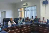 Asisten Administrasi Umum Setda Pasbar Harlina Syahputri saat rapat koordinasi di Auditorium Kantor Bupati Pasbar, Rabu (20/5). (Foto: Diskominfo Pasbar)