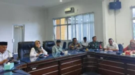 Asisten Administrasi Umum Setda Pasbar Harlina Syahputri saat rapat koordinasi di Auditorium Kantor Bupati Pasbar, Rabu (20/5). (Foto: Diskominfo Pasbar)