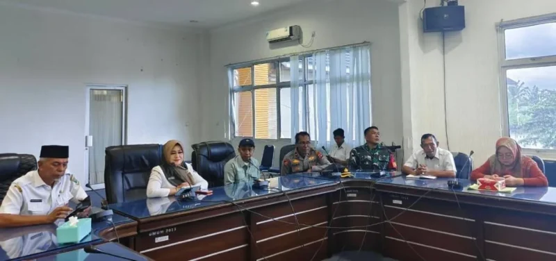 Asisten Administrasi Umum Setda Pasbar Harlina Syahputri saat rapat koordinasi di Auditorium Kantor Bupati Pasbar, Rabu (20/5). (Foto: Diskominfo Pasbar)