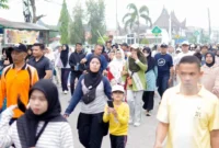 Warga Kota Solok mengikuti Fun Walk dan senam massal dalam rangkaian Gebyar Hadiah Tabungan Bank Nagari, Minggu (10/5/2026). (Foto: Prokopim Kota Solok)