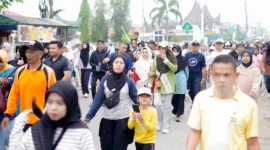 Warga Kota Solok mengikuti Fun Walk dan senam massal dalam rangkaian Gebyar Hadiah Tabungan Bank Nagari, Minggu (10/5/2026). (Foto: Prokopim Kota Solok)