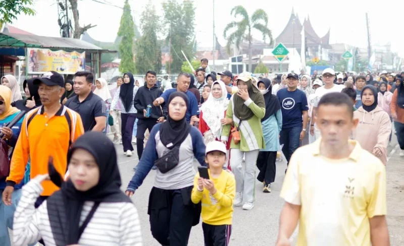 Warga Kota Solok mengikuti Fun Walk dan senam massal dalam rangkaian Gebyar Hadiah Tabungan Bank Nagari, Minggu (10/5/2026). (Foto: Prokopim Kota Solok)