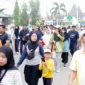 Warga Kota Solok mengikuti Fun Walk dan senam massal dalam rangkaian Gebyar Hadiah Tabungan Bank Nagari, Minggu (10/5/2026). (Foto: Prokopim Kota Solok)