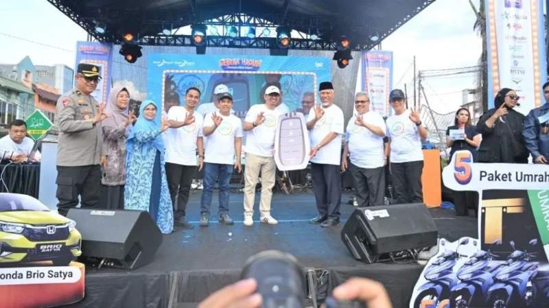 Gubernur Sumbar, Mahyeldi Ansharullah saat menghadiri Gebyar Hadiah Tabungan Bank Nagari periode 1 Agustus 2025 hingga 31 Maret 2026 di kawasan Taman Kota Solok, Minggu (10/5/2026). (Foto: ADPSB)