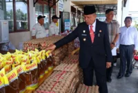 Wakil Wali Kota Elzadaswarman meninjau Gerakan Pangan Murah (GPM) di halaman Kantor Camat Payakumbuh Timur, Rabu (20/5/2026) pagi. (Foto: MC Payakumbuh)