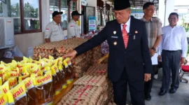 Wakil Wali Kota Elzadaswarman meninjau Gerakan Pangan Murah (GPM) di halaman Kantor Camat Payakumbuh Timur, Rabu (20/5/2026) pagi. (Foto: MC Payakumbuh)