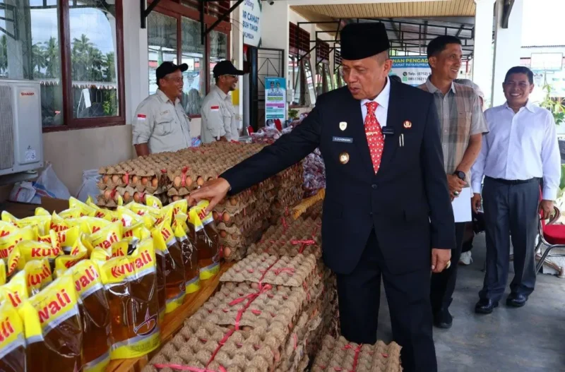 Wakil Wali Kota Elzadaswarman meninjau Gerakan Pangan Murah (GPM) di halaman Kantor Camat Payakumbuh Timur, Rabu (20/5/2026) pagi. (Foto: MC Payakumbuh)