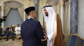 Menhaj, Mochamad Irfan Yusuf, bersama perwakilan Kemenhaj Arab Saudi sebagai narasumber utama Grand Hajj Symposium di Hotel Ritz-Carlton, Rabu (20/5/2026). (Foto: Kemenhaj)