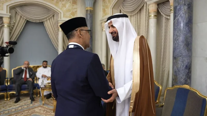 Menhaj, Mochamad Irfan Yusuf, bersama perwakilan Kemenhaj Arab Saudi sebagai narasumber utama Grand Hajj Symposium di Hotel Ritz-Carlton, Rabu (20/5/2026). (Foto: Kemenhaj)