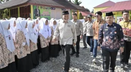 Gubernur Sumbar, Mahyeldi Ansharullah merencanakan pembangunan fasilitas asrama pada sekolah jenjang menengah atas di Sumbar. (Foto: ADPSB)