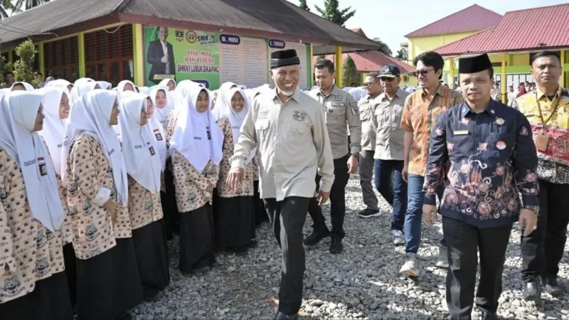 Gubernur Sumbar, Mahyeldi Ansharullah merencanakan pembangunan fasilitas asrama pada sekolah jenjang menengah atas di Sumbar. (Foto: ADPSB)