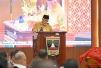Gubernur Sumbar, Mahyeldi Ansharullah memberikan sejumlah masukan terhadap dua Ranperda usulan DPRD Sumbar dalam rapat paripurna di ruang sidang utama DPRD Sumbar, Senin (11/5/2026). (Foto: ADPSB)