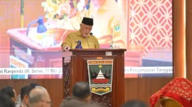 Gubernur Sumbar, Mahyeldi Ansharullah memberikan sejumlah masukan terhadap dua Ranperda usulan DPRD Sumbar dalam rapat paripurna di ruang sidang utama DPRD Sumbar, Senin (11/5/2026). (Foto: ADPSB)